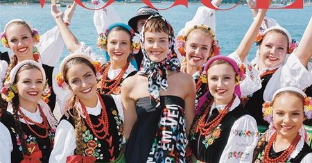 Ta okładka Vogue'a mogła być pierwsza. Jest radość i kolor