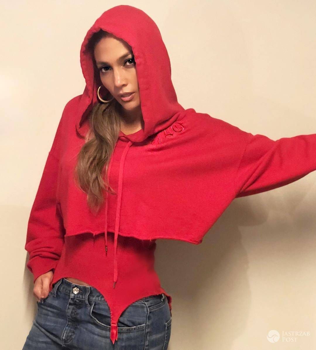Jennifer Lopez w zniszczonej bluzie Irene Rooth