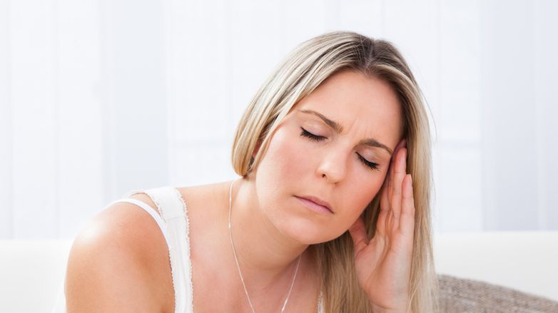 Ból głowy po jednej stronie może świadczyć o migrenie.