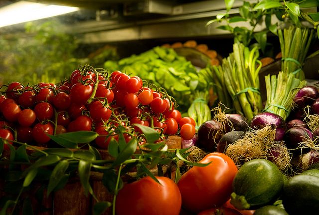 Osobom, które borykają się z depresją zaleca się jeść owoce i warzywa.