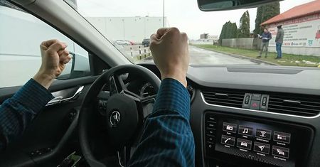 Wyrzucona przez okno guma do żucia powodem złamanej ręki