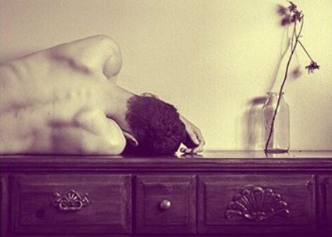 Artysta fotografuje własną depresję. Przejmujące