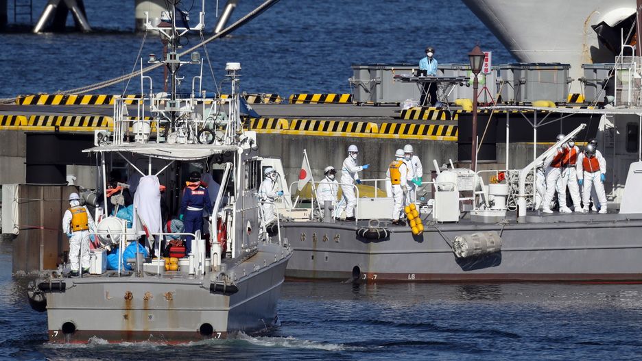 Koronawirus z Chin. Polacy na pokładzie uwięzionego w Jokohamie wycieczkowca. 10 zarażonych pasażerów