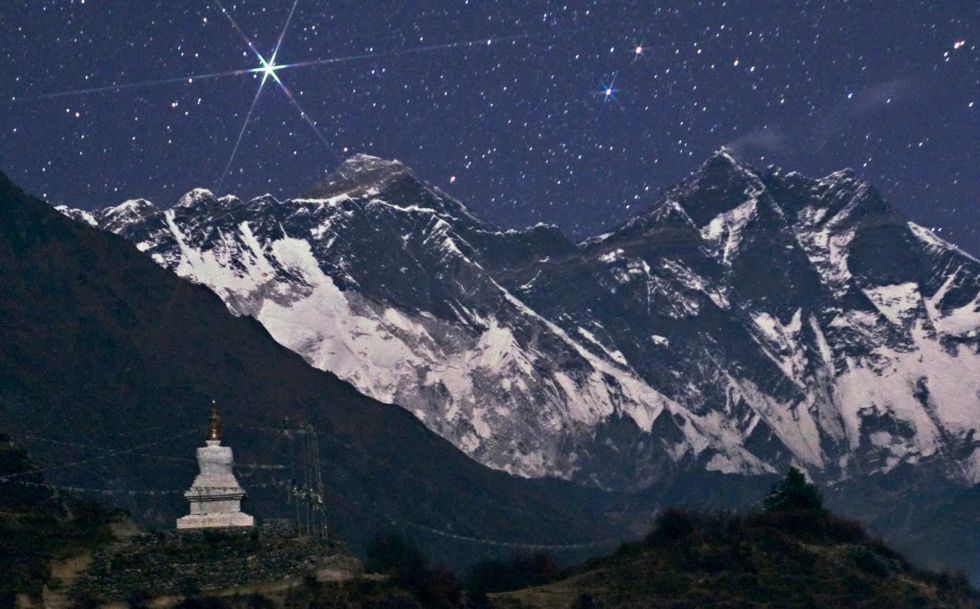 Nocne zdjęcie Mt. Everestu (z lewej) i Lhotse 