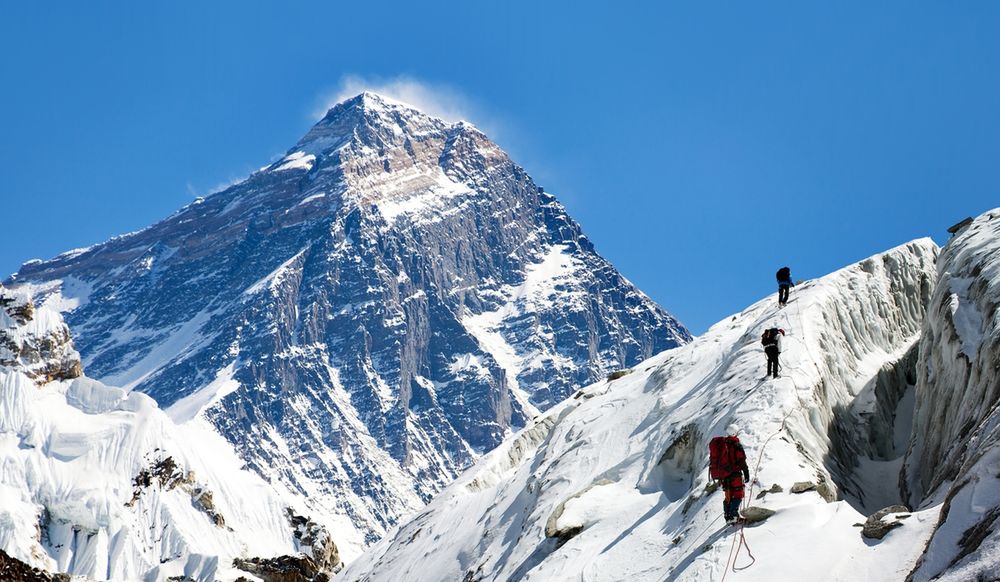 Mount Everest zimą zdobyty po raz pierwszy 40 lat temu przez Polaków. Mieli tego nie przeżyć