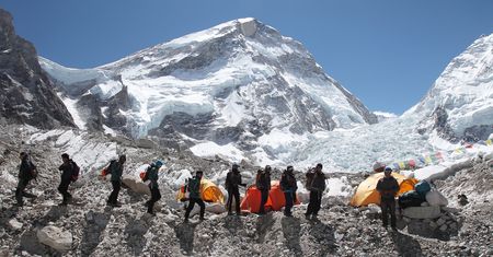 Chcieli wykorzystać dobre warunki. Dwóch alpinistów zginęło w drodze na Mount Everest