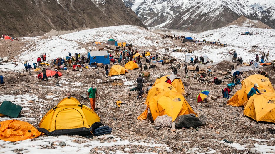 Szerpowie co roku znoszą z gór niemal 12 tys. ekskrementów