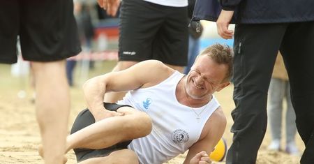 Cezary Pazura wije się z bólu! Co się stało?