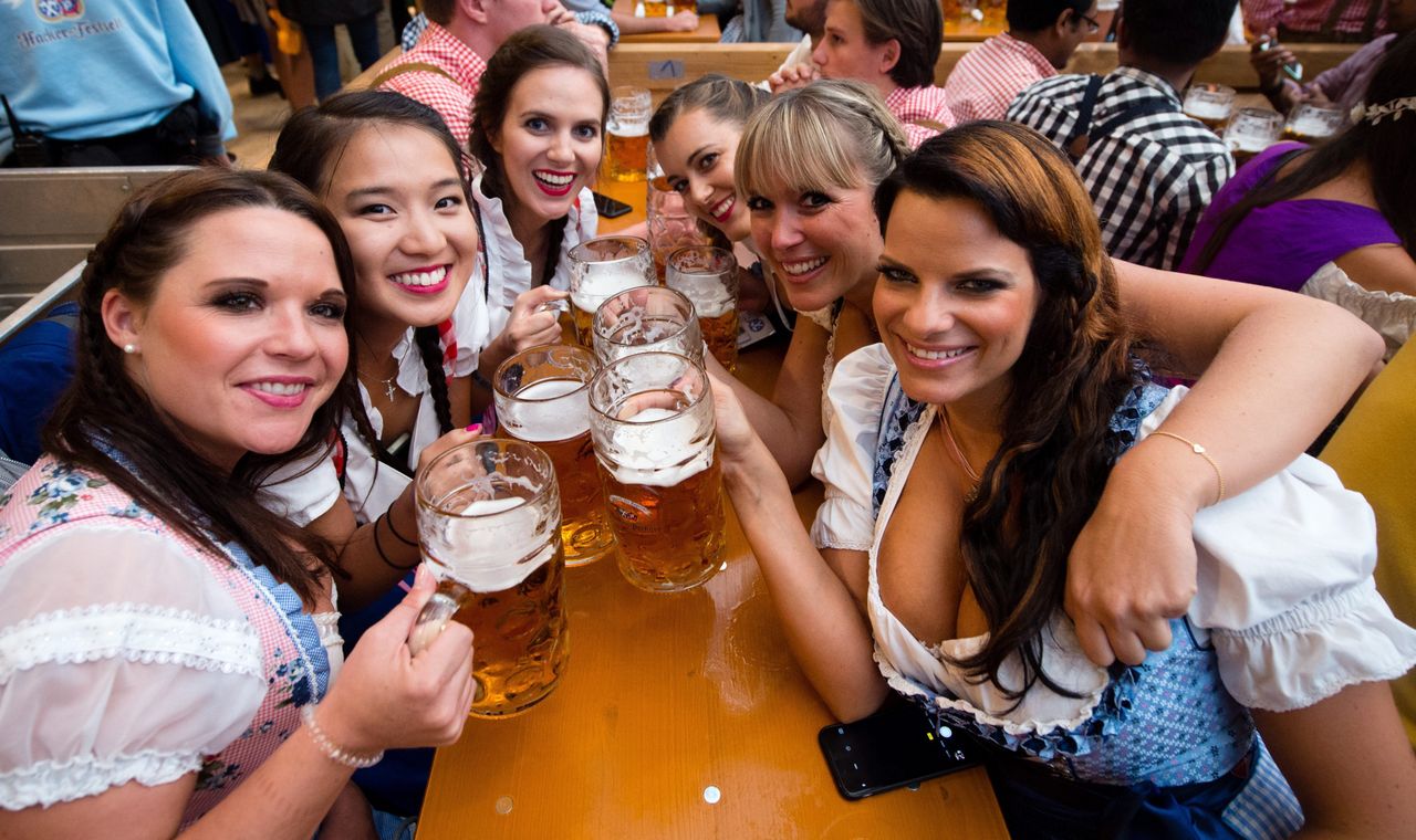 Hektolitry piwa i bratwursty. Ruszył Oktoberfest