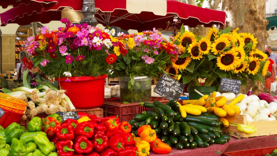 Większość miast i większych wsi organizuje targ raz w tygodniu