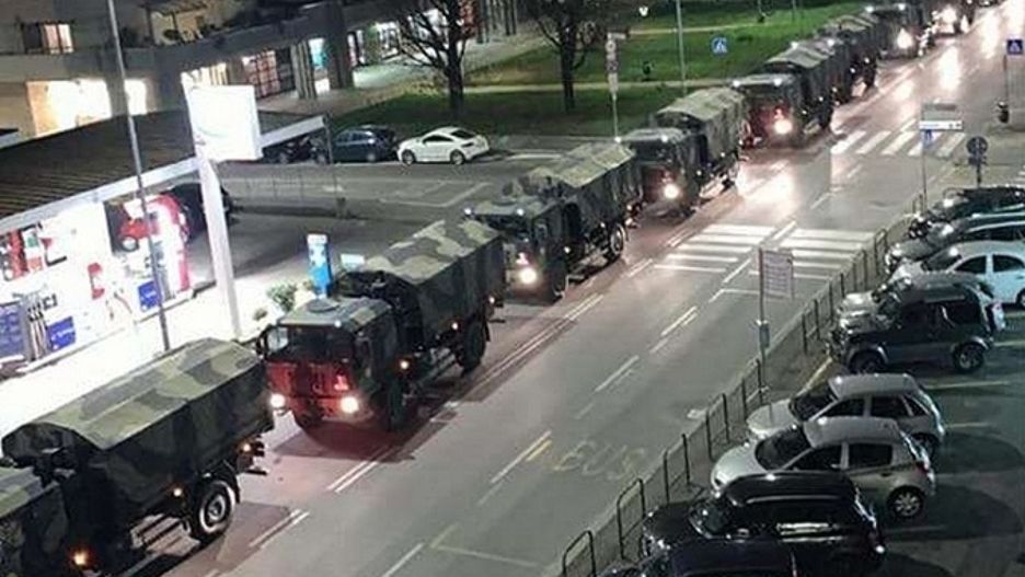 Bergamo. Kondukt wojskowych ciężarówek.