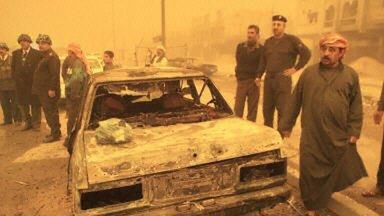 Irakijczycy na miejscu eksplozji (fot. AFP)