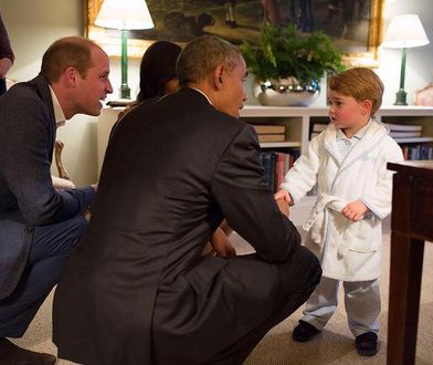 Książę George spotkał się z Barackiem Obamą. Wyglądał słodko w... szlafroku!