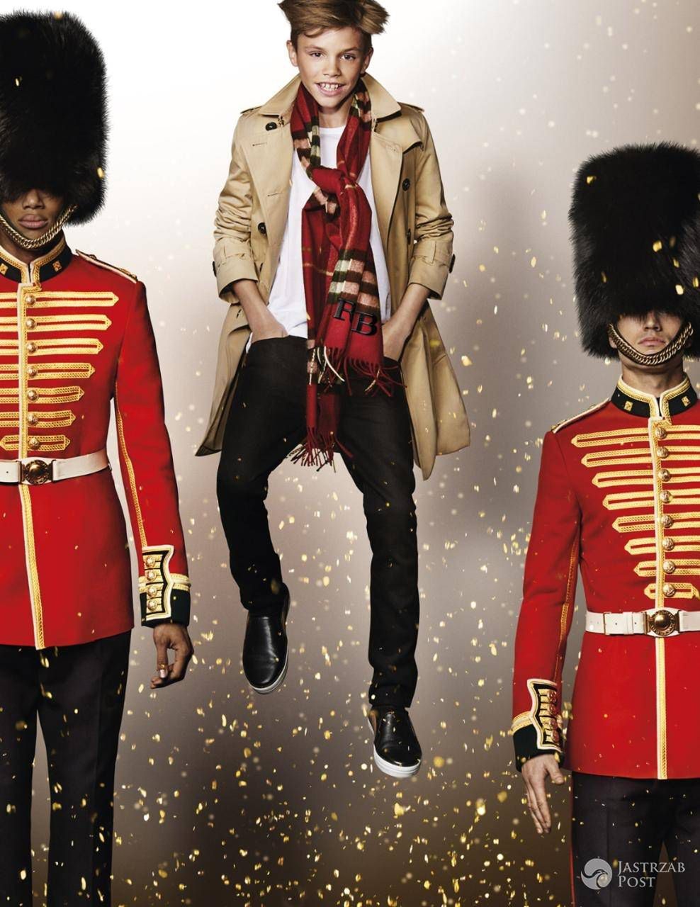 Romeo Beckham w świątecznej kampanii Burberry (fot. Burberry/Mario Testino)