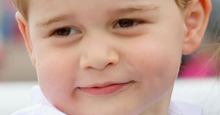 Książę George przygotowuje pudding. Towarzyszą mu tata i królowa
