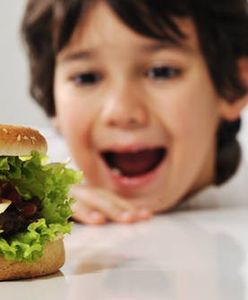 Telewizje nadal reklamują fastfoody. I łamią własne prawo