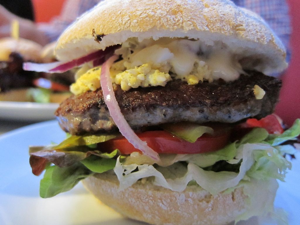 Zamiast frytek zamów drugiego burgera. Kontrowersyjna dietetyczki rada na temat jedzenia w fast foodach