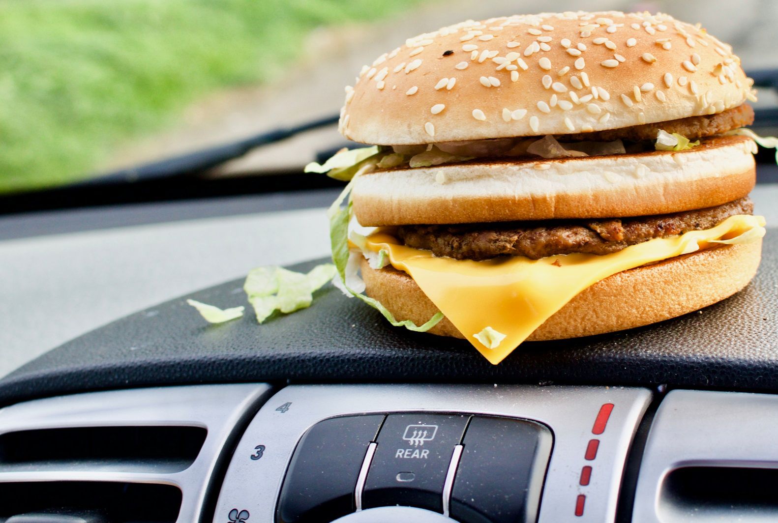 McDonald's podał przepis na gnijące burgery. Zaprzeczają, że ich jedzenie nie psuje się