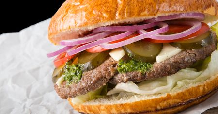 Dotarliśmy do granicy dziwactwa. Powstały burgery z pajęczym mięsem