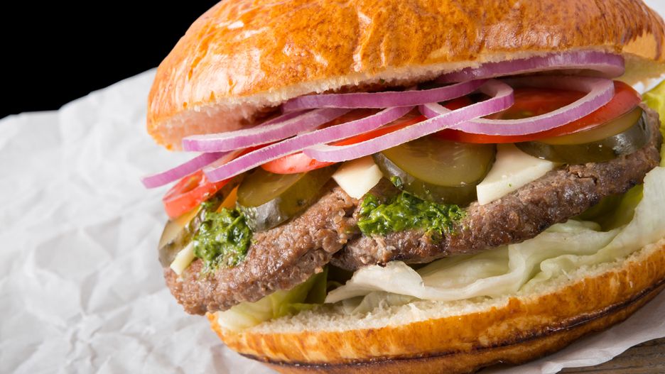 Burgery nie są niezdrowe? Dietetyk proponuje zdroworozsądkowe podejście. 