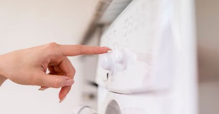 Dlaczego pralka zużywa więcej energii? Przez drobny błąd pranie jest droższe