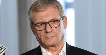 Poseł chce całkowitego zakazu komórek w szkołach. Jest wniosek do MEN