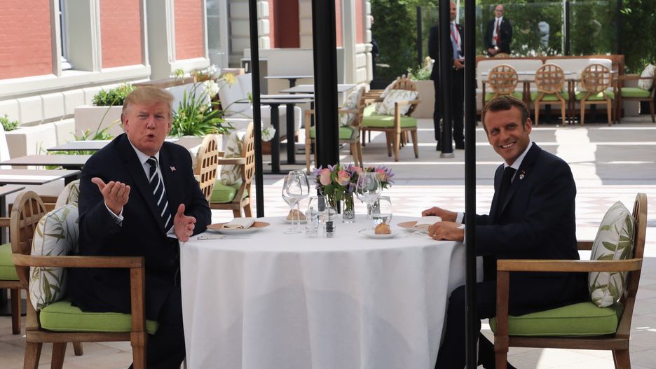 Biarritz. Donald Trump (z lewej) podczas lunchu z Emmanuelem Macronem