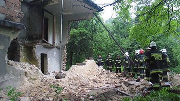 Strażacy zabezpieczają i podstemplowują budynek w Mysłowicach