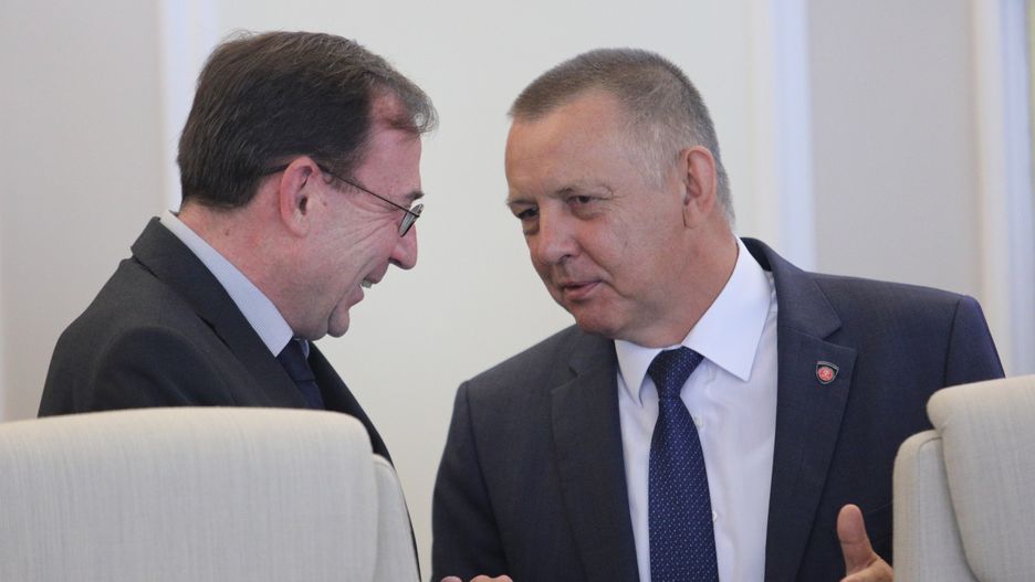 Od lewej: Mariusz Kamiński (minister koordynator ds. służb specjalnych) oraz Marian Banaś (prezes NIK)
