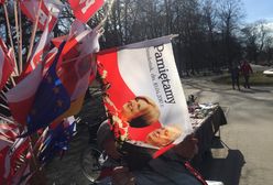 Sprzedaje flagi z wizerunkiem Kaczyńskich. "Nieraz słyszałem wyzwiska"