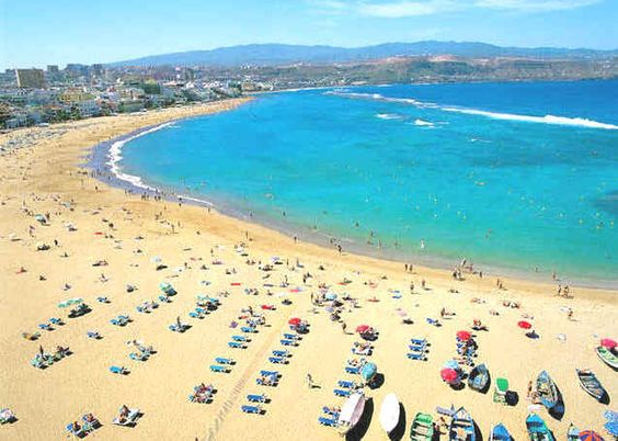 Piaszczysta plaża Las Canteras wzdłuż Las Palmas 