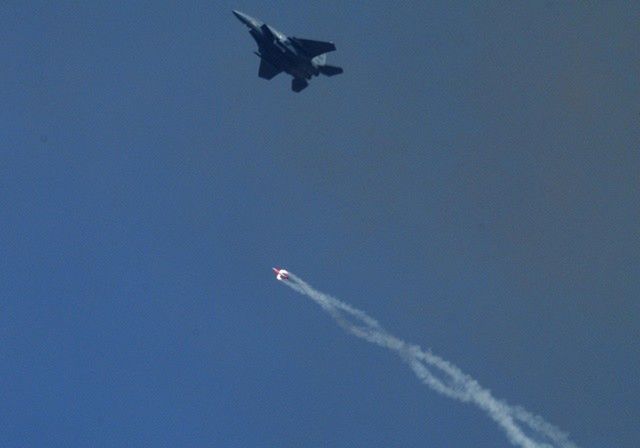Testowy zrzut bomby atomowej B61 Mod.12 z myśliwca F-15E. 