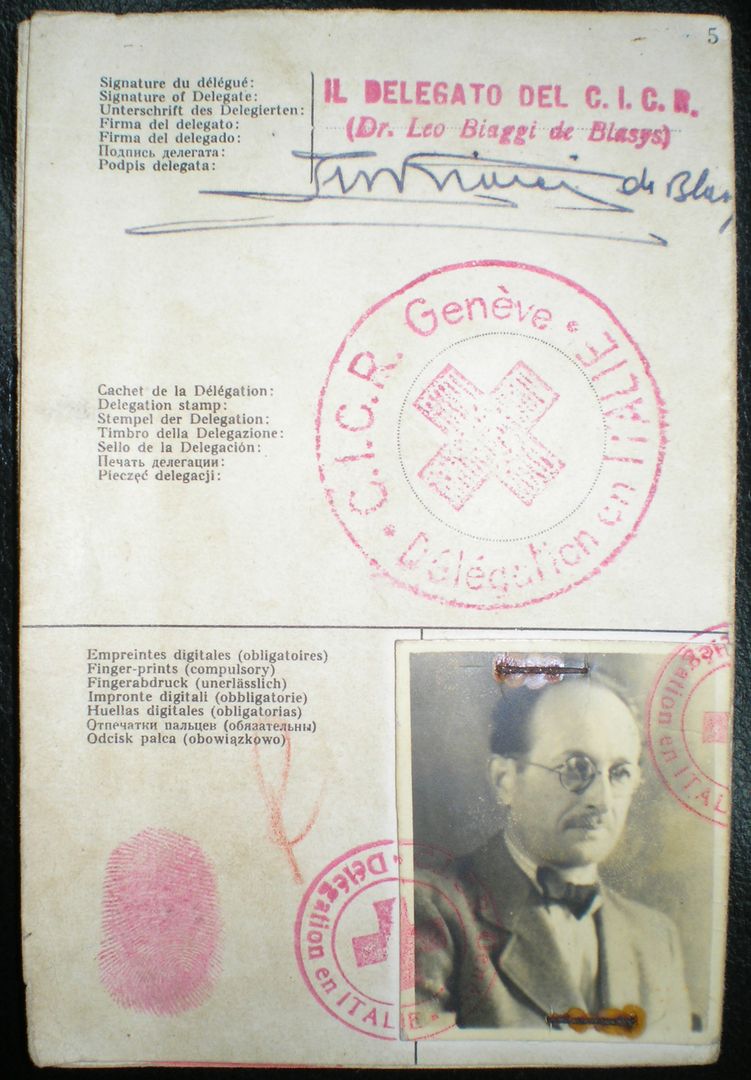 Do Argentyny zbiegł między innymi Adolf Eichmann. Na zdjęciu dokumenty wystawione zbrodniarzowi przez Czerwony Krzyż 