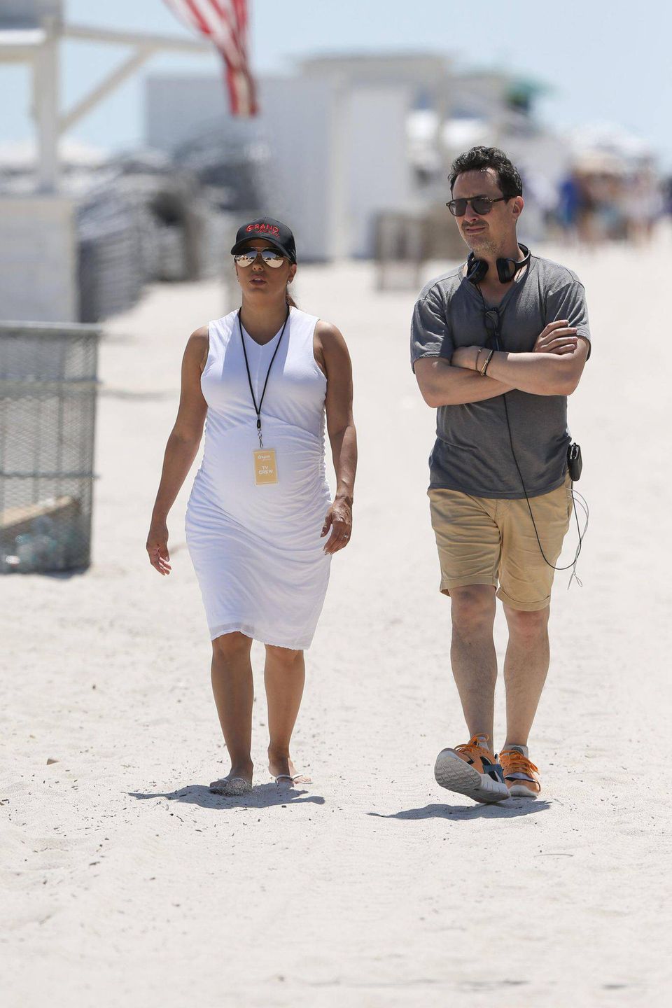 Eva Longoria w obcisłej białej sukience spaceruje po Miami