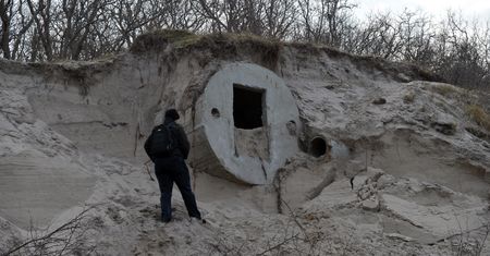 Sztorm odsłonił betonowe bunkry w Kołobrzegu