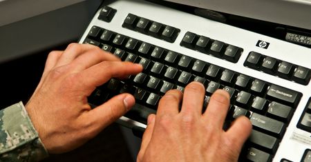 Internauci chcą ukarania "funkcjonariusza rasisty". Policja zapewnia, że konto jest fake'owe