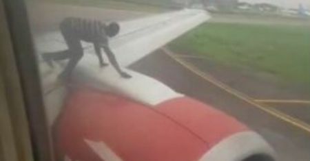 Nigeria. Panika w samolocie boeing 737. Na skrzydło wszedł człowiek