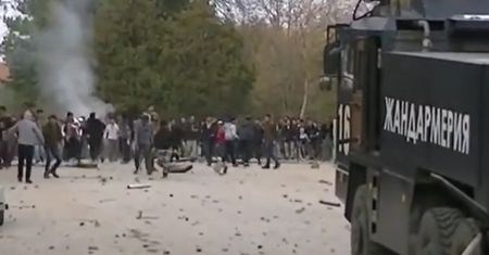 Deportują imigrantów, bo ci zniszczyli obóz