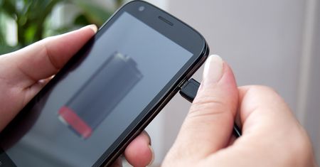 Google potwierdza: ciemny motyw znacząco przedłuży czas pracy baterii w smartfonie