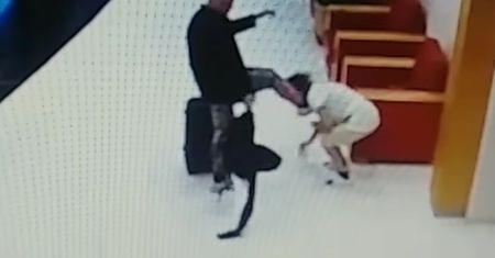 Turysta kopnął w twarz sprzątaczkę