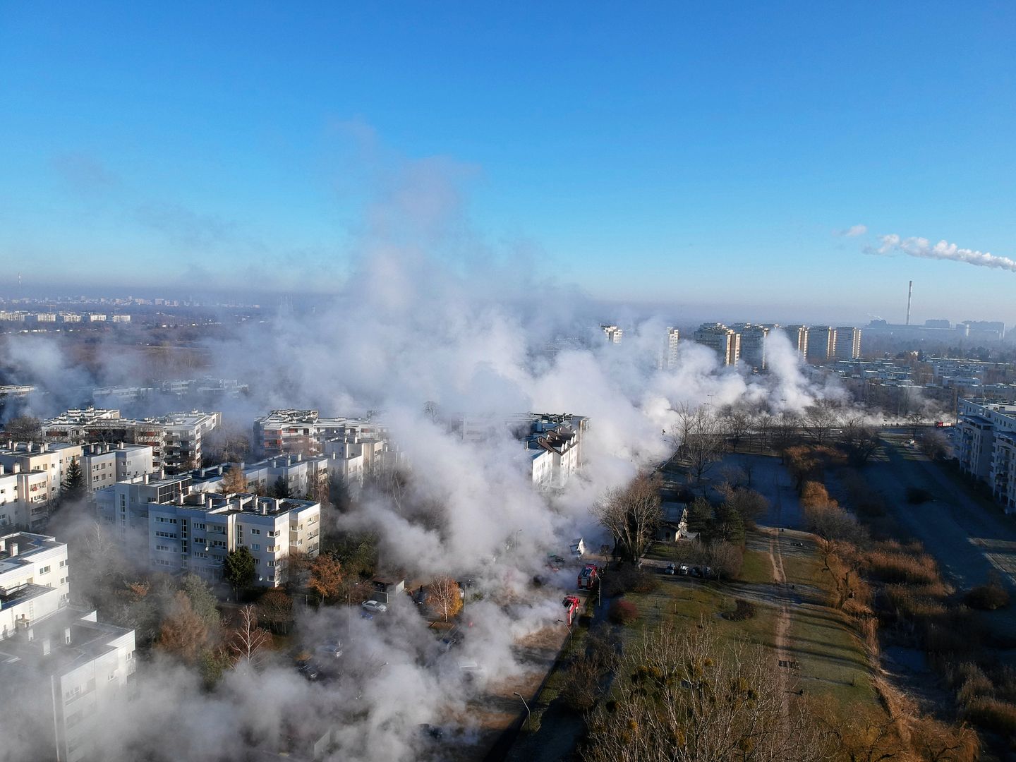 Warszawa. Para wodna nad ulicami po awarii sieci wodociągowej