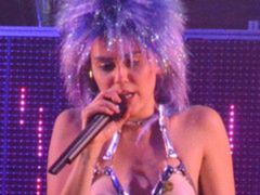 Skandaliczne kostiumy Miley Cyrus: sztuczne piersi, dildo, gigantyczna pielucha