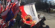 Sprzedaje flagi z wizerunkiem Kaczyńskich. "Nieraz słyszałem wyzwiska"
