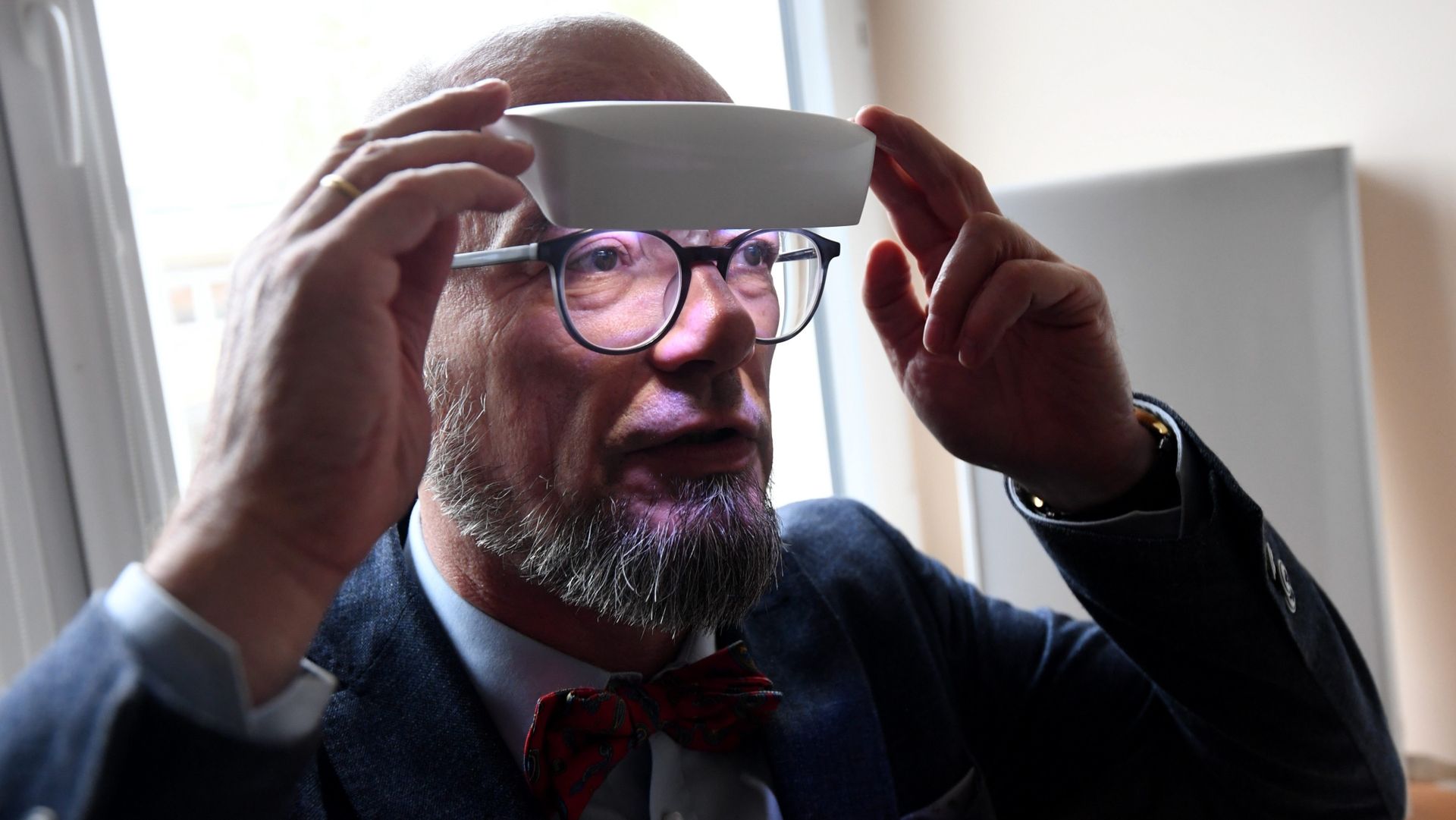 Prof. Łukasz Święcicki prezentuje przyłbicę do fototerapii