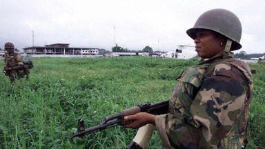 Żołnierze starają się panować nad sytuacją