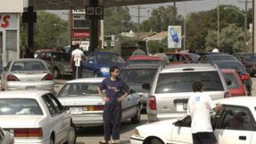 Kolejka przed stacją benzynową w Toronto