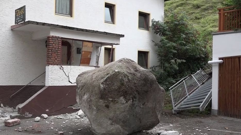 W kurorcie Solden 20-tonowy wbił się w dom