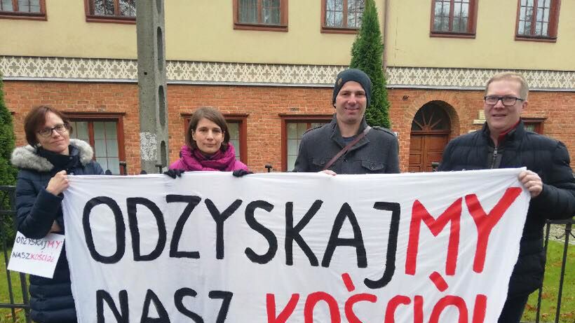 Nasz reporter donosi, że przed kurią manifestuje ok. 200 osób