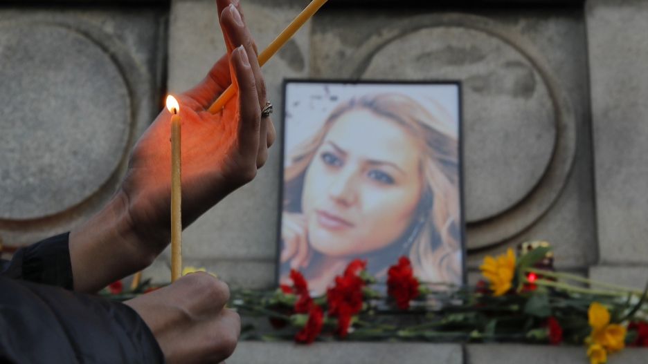 Kobieta ze świecą przy portrecie zamordowanej dziennikarki bułgarskiej
