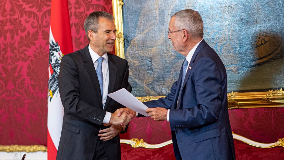 Austria. Alexander van der Bellen (z prawej) wręcza nominację kanclerską Hartwigowi Loegerowi (z lewej) 